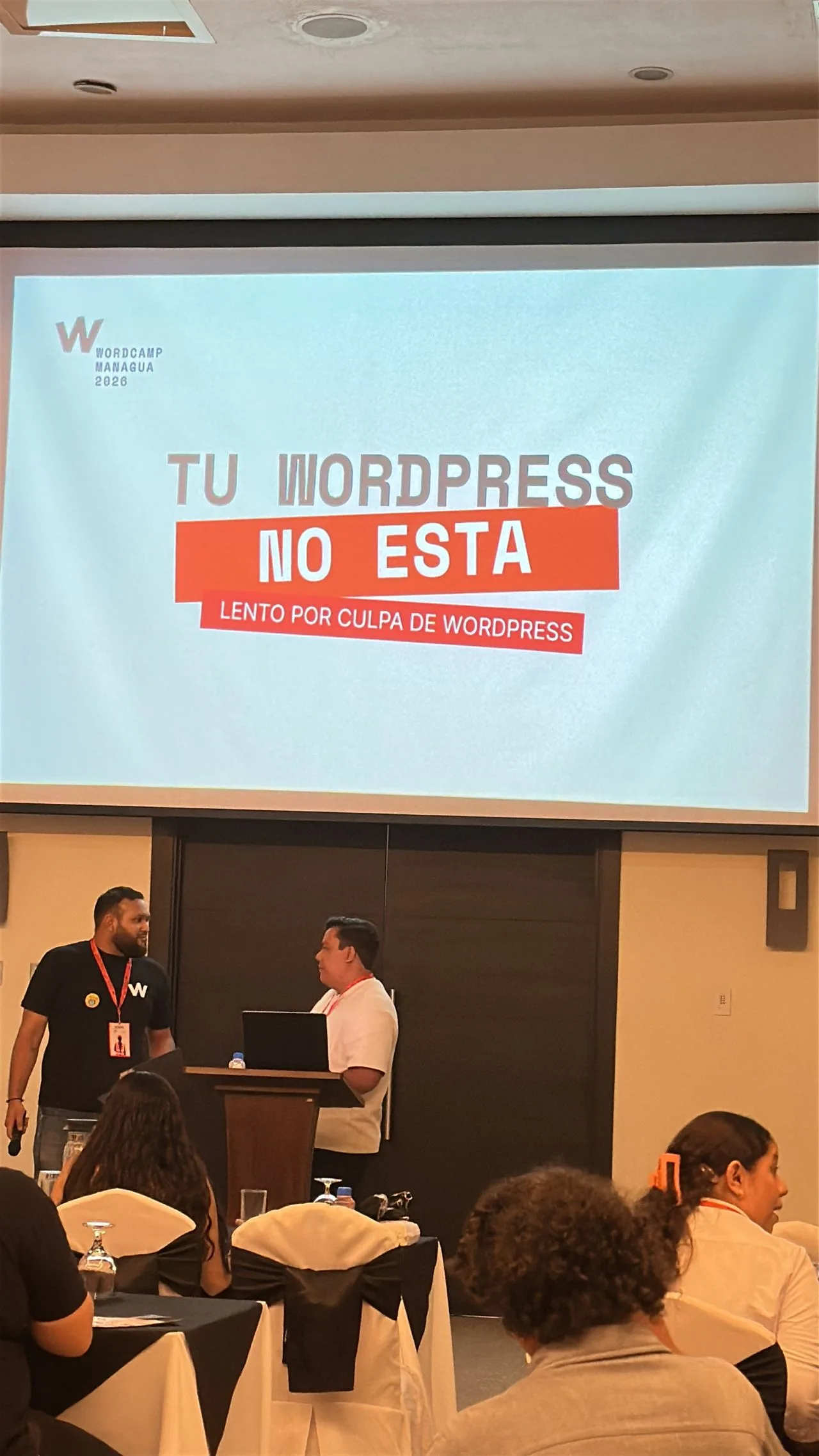 Aynat junto al atril y la presentación Tu WordPress no está lento por culpa de WordPress
