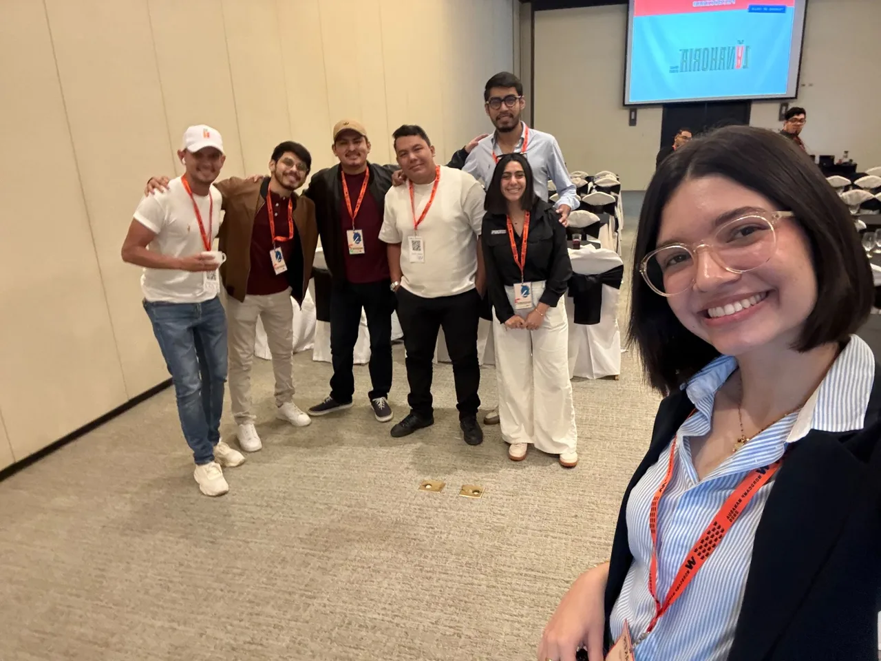 Una de las fotos que me llevo de la comunidad. Aynat con otros participantes de WordCamp Managua en una foto grupal